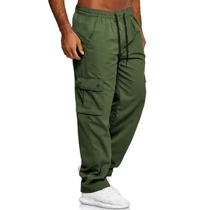 Detalle de los pantalones cargo hombre verde oliva con cordón y bolsillo