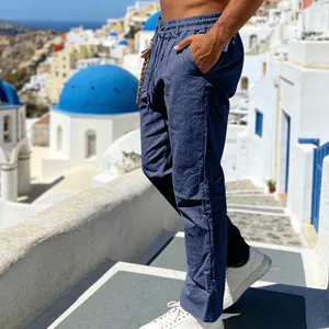 Vue latérale d'un pantalon décontracté en lin bleu avec une texture respirante pour homme