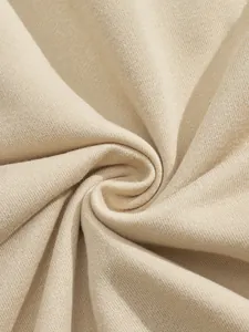 Dettaglio ravvicinato del morbido tessuto beige della felpa con trama a maglia fine