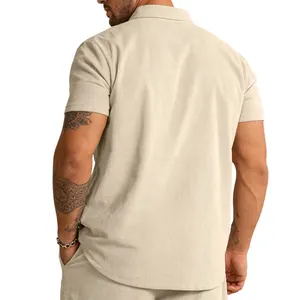 Rückansicht eines Herren-Cord-Poloshirts mit kurzen Ärmeln und vertikaler Rippenstruktur
