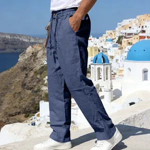 Vue latérale d'un pantalon en lin montrant la coupe décontractée et la poche latérale.