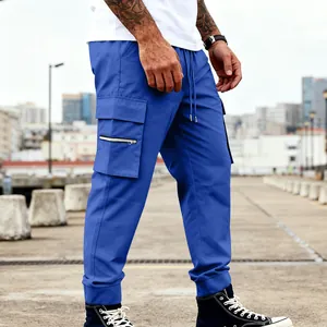 Dettaglio dei pantaloni cargo blu da uomo con tasche laterali e fondo a costine.