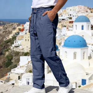 Pantalon décontracté en lin bleu marine porté dans un village côtier méditerranéen