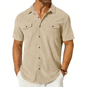 Klassisches beige Herren Kurzarm Cordhemd mit Knopfleiste und zwei Brusttaschen