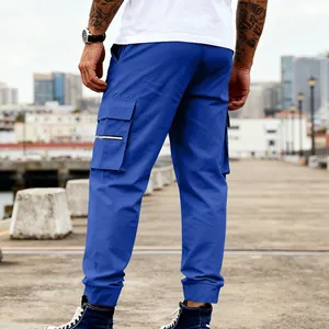 Vista posteriore dei pantaloni cargo blu da uomo con pratico design a tasche multiple