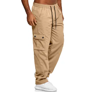 Vista detallada de los pantalones cargo sueltos de hombre caqui con bolsillos laterales