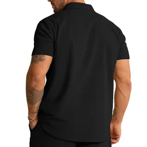 Detaillierte Rückansicht der Textur des schwarzen Herren Kurzarm Cord Polo Shirts