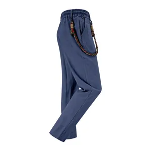 Vue latérale d'un pantalon en lin bleu pour homme avec un cordon décoratif tressé.
