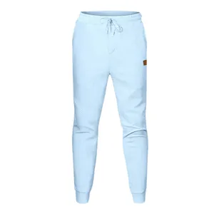 Λεπτομέρεια του γαλάζιου ανδρικού joggers με ύφανση ζακάρ και κορδόνι στη μέση