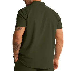 Detaillierte Rückansicht mit der gerippten Cordstruktur des olivgrünen Poloshirts