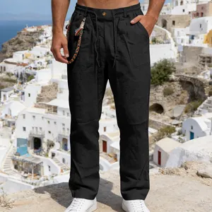 Pantalon décontracté en lin noir pour homme dans un cadre méditerranéen pittoresque