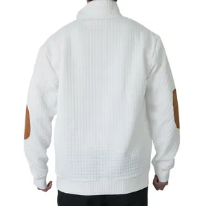 Detailansicht eines weißen Stepp-Sweatshirts mit braunen Ellbogen-Patches.