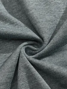 Vista macro dettagliata della trama del tessuto a maglia grigio per felpa da uomo