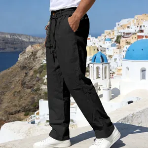 Pantalon en lin noir respirant pour hommes dans un décor de vacances côtières pittoresque