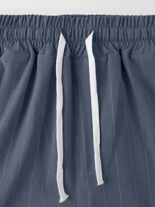 Gros plan du pantalon en lin à rayures bleues pour homme avec taille élastique et cordon