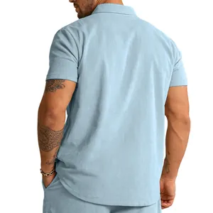 Rückenansicht eines hellblauen Cord-Poloshirts für Herren, das die Textur zeigt.