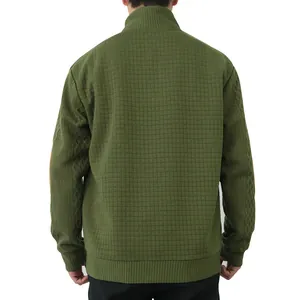Rückansicht eines olivgrünen Stepp-Sweatshirts mit Rautenmuster-Ärmeln und Ellbogen-Patches.