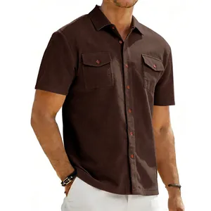Detailansicht eines braunen Cord-Kurzarm-Poloshirts für Herren mit Brusttaschen