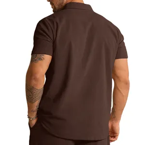 Detaillierte Rückansicht eines braunen Herren-Cord-Poloshirts mit gerippter Struktur