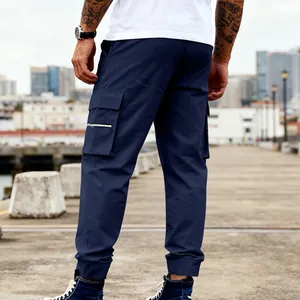 Vista posteriore di pantaloni cargo jogger blu navy da uomo con tasche multiple