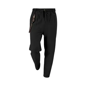 Vue de face d'un pantalon décontracté en lin noir respirant pour hommes