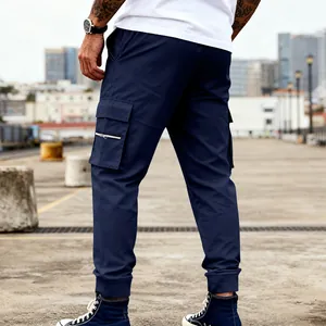 Vista posteriore dettagliata dei pantaloni cargo blu scuro da uomo con molte tasche