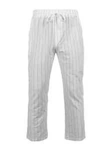 Vue de face du pantalon décontracté en lin à rayures blanches pour hommes avec cordon.