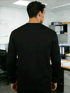 Vista posteriore di una felpa nera a maniche lunghe a tinta unita su un modello uomo