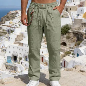 Pantalon décontracté en lin vert pour homme avec cordon de serrage en scène d'été.