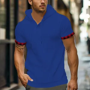 Maglietta blu da uomo con cappuccio e bordi a quadri sulle maniche vista dettagli