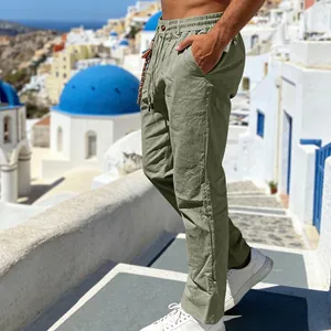 Pantalon décontracté en lin vert olive pour hommes dans un magnifique cadre de voyage