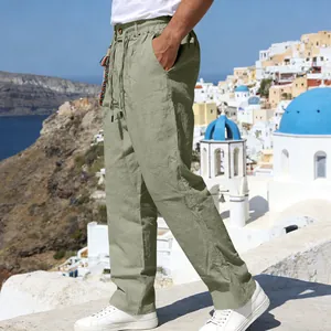 Détail d'un pantalon décontracté en lin vert olive pour homme, respirant pour l'été.