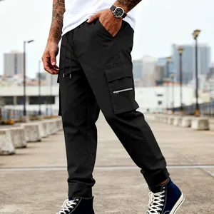 Pantaloni cargo jogger neri da uomo con tasche multiple e vita con coulisse in stile urban