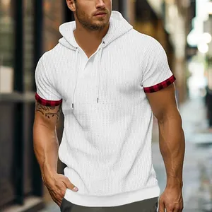 Primo piano di t-shirt con cappuccio bianca in maglia waffle con polsini a quadri