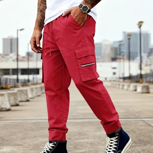 Pantaloni cargo rossi da uomo con tasche multiple e coulisse in ambiente urbano