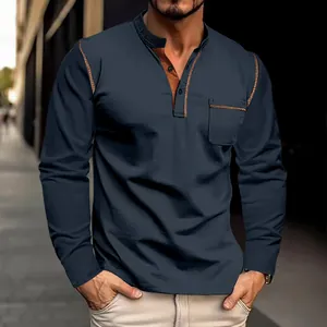 Primer plano de un polo de manga larga para hombre en azul marino con cuello mandarín elegante