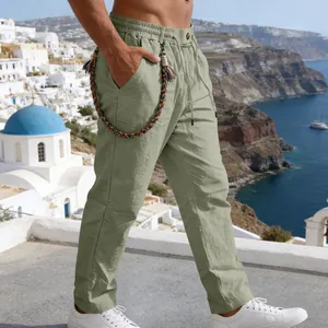 Pantalon décontracté en lin vert clair respirant pour homme pour l'été dans un cadre côtier