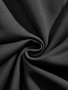 Macro di pregiato tessuto jersey nero che mostra la consistenza morbida e i dettagli