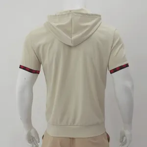 Vista posteriore di una t-shirt beige con cappuccio e trama a nido d'ape