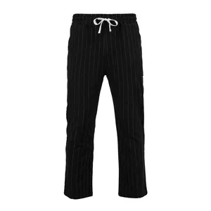 Vue détaillée d'un pantalon en lin à fines rayures noires pour hommes avec cordon blanc