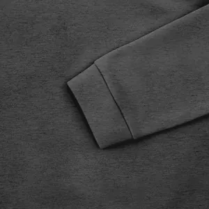 Détail en gros plan d'un poignet de sweat-shirt gris foncé à manches longues
