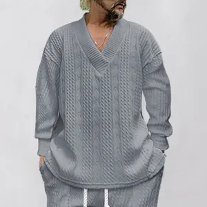 Vue détaillée du pull en tricot gris pour hommes à col en V et manches longues