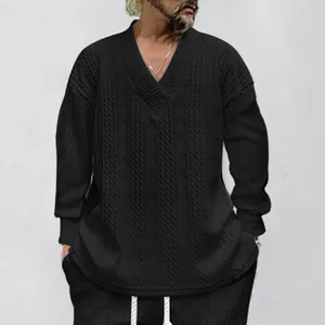 Vue détaillée du pull homme noir en maille jacquard ample avec col en V et texture