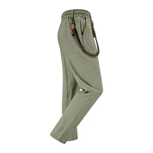 Détail d'un pantalon décontracté en lin pour homme en vert sauge avec cordon tressé