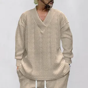 Détail d'un ensemble pull en maille torsadée beige pour homme avec col en V ample.