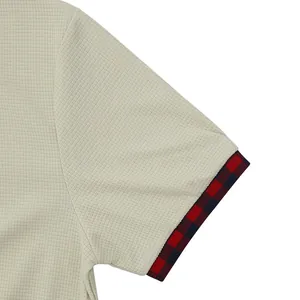 Dettaglio ravvicinato della manica di una maglietta da uomo in maglia a nido d'ape
