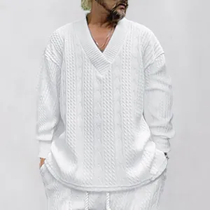 Vue détaillée de l'ensemble pull en maille torsadée blanche col V et pantalon pour homme.