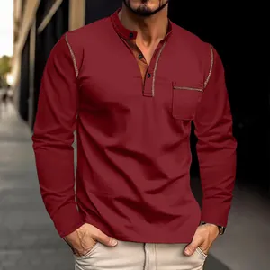 Detalle de la camiseta Henley burdeos de manga larga para hombre con cuello alto.