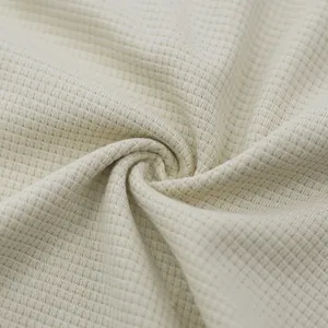 Dettaglio ravvicinato del tessuto in maglia a nido d'ape color crema traspirante