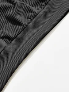 Macro dettaglio di velluto a coste nero e tessuto a costine su una felpa da uomo